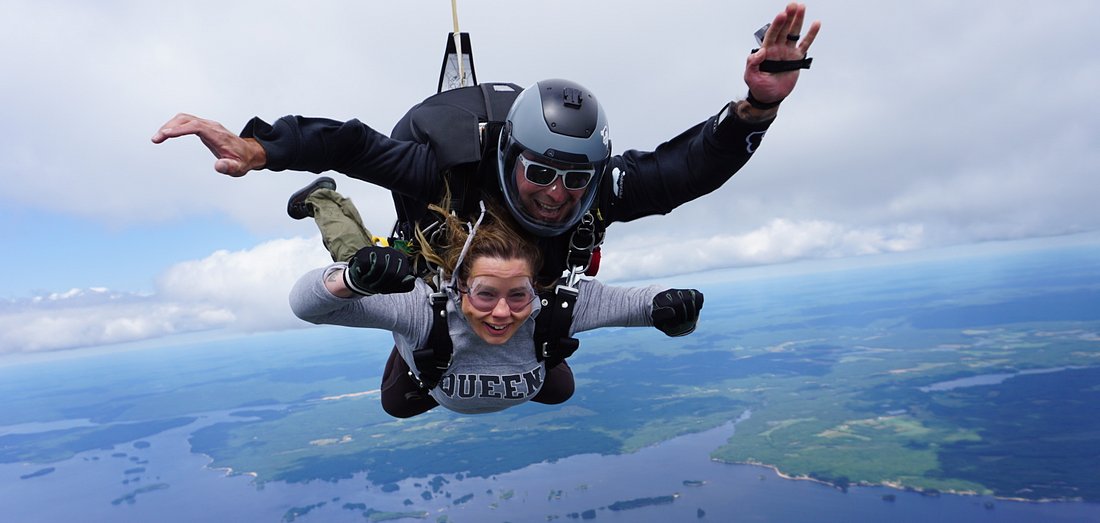 Tandem Skydiver - Girls who jump