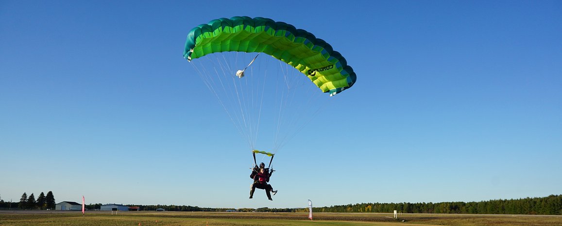first-time-skydivers-ottawa-parachute-landing