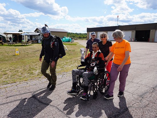 accessible-tandem-wheelchair-skydiving