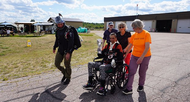 wheelchair-skydiving-disabled-airborne-petawawa-walking-to-plane