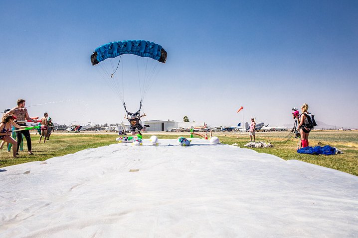 Parachute downsizing-swooping-ontario skydive-parachute landing-parachuting-airborne-petawawa