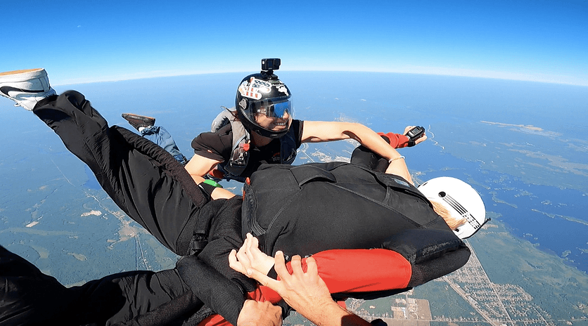 learn-skydive-licence-AFF-USPA-skydiving-girl-jumper
