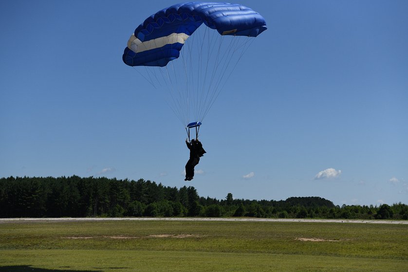 parachuter-skydiving-airborne-petawawa-ontario-learn-skydive