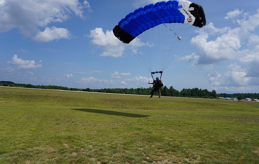 tandem-landing-instructor-skydiving